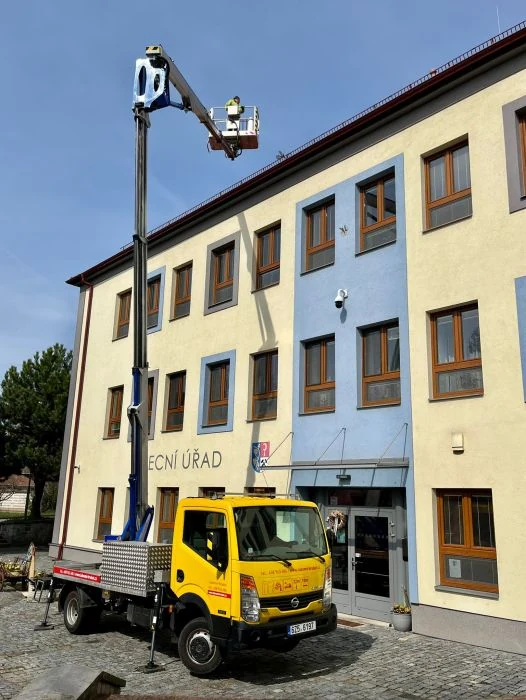 Pracovní plošina při údržbě městské budovy